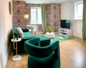 The Comfy Flat- Modern & Bright 2 Bedrooms Apartment